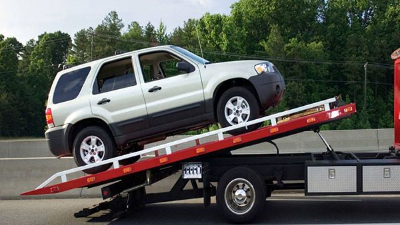 Reliable 24/7 towing San Diego with modern tow truck